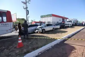 Veículos engavetados na região do acidente (Foto: Paulo Francis)