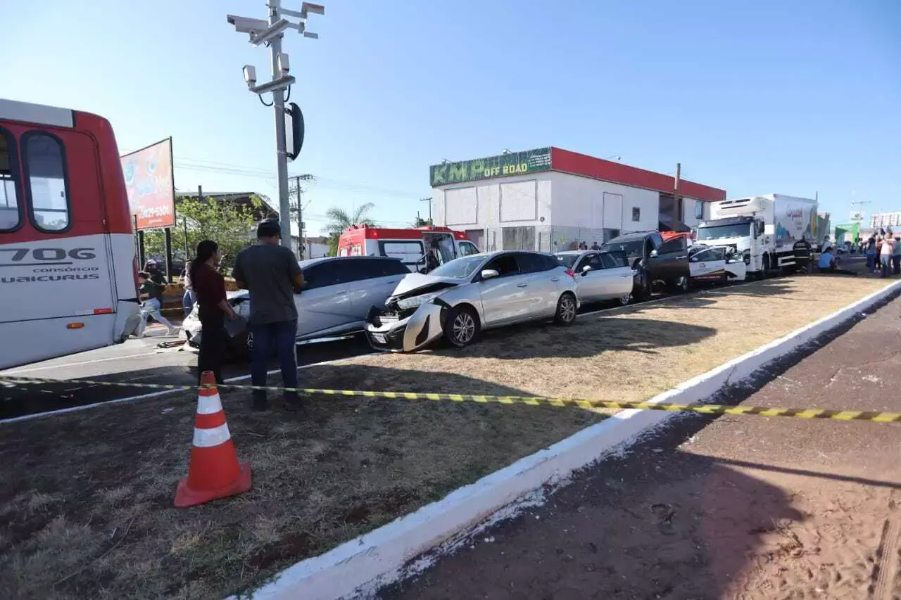 Veículos engavetados na região do acidente (Foto: Paulo Francis)