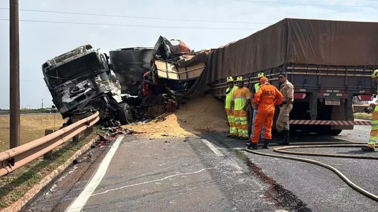 Cabine de carreta totalmente queimada e bombeiros no local. (Foto: Gabi Cenciarelli)