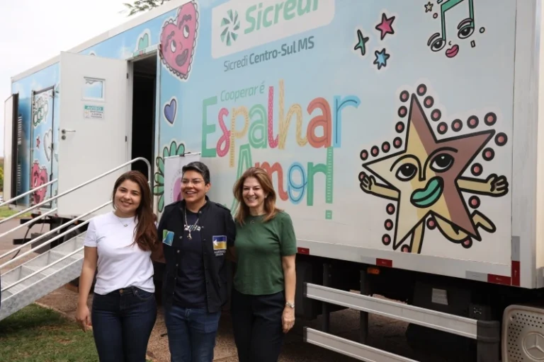 Vereadoras Karla Gomes e Isa Marcondes acompanharam os primeiros atendimentos nesta segunda-feira (Foto: F. Grott/CMD)