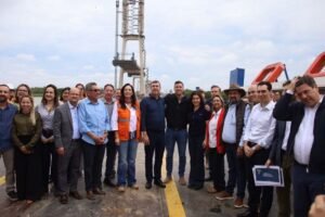 Autoridades de MS e do Paraguai durante visita técnica às obras. (Foto: Álvaro Rezende)
