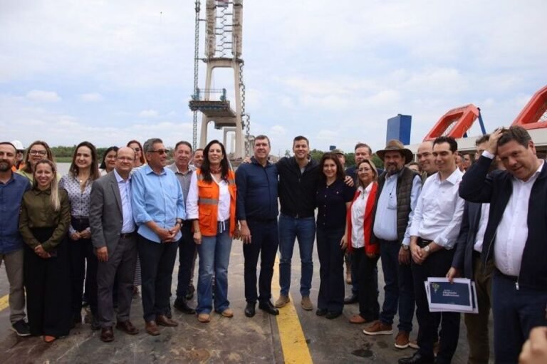 Autoridades de MS e do Paraguai durante visita técnica às obras. (Foto: Álvaro Rezende)