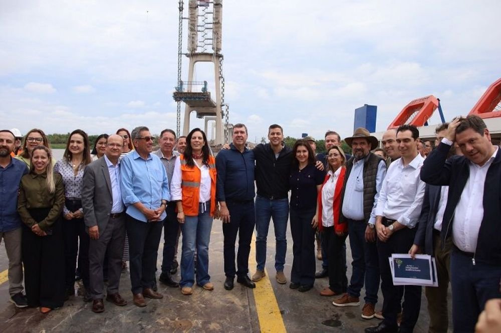 Autoridades de MS e do Paraguai durante visita técnica às obras. (Foto: Álvaro Rezende)