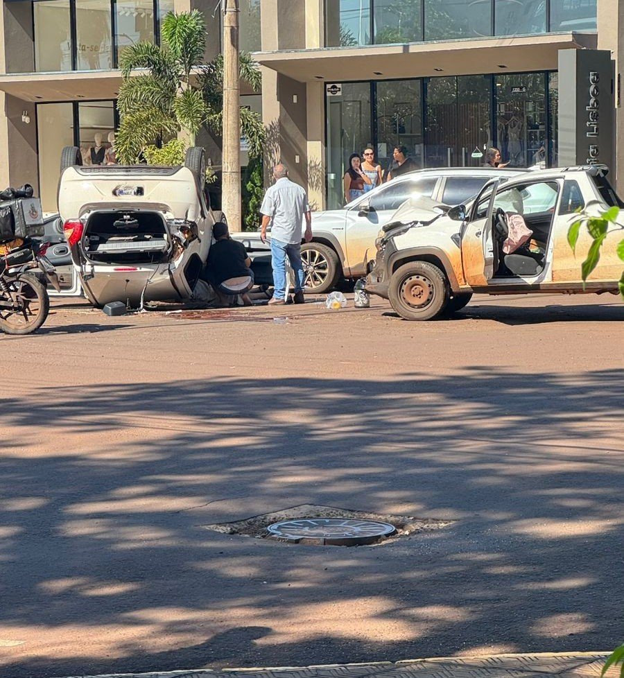 AGORA: Acidente com carro em cruzamento da Joaquim Alves Taveira com João Cândido da Câmara