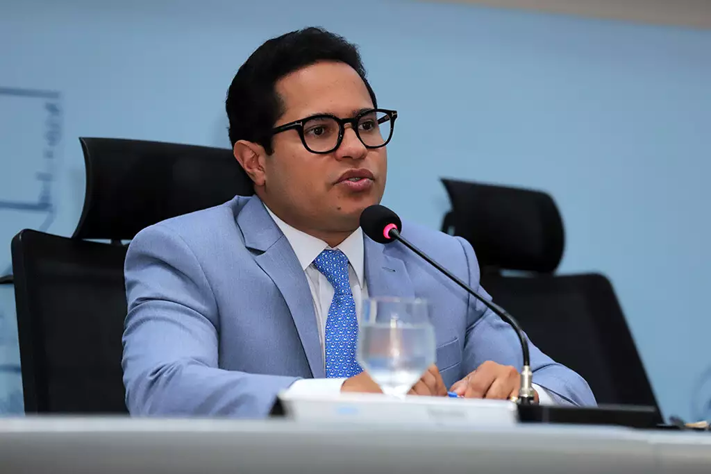 Vereador Papy durante condução da última sessão ordinária na Câmara dos Vereadores (Foto: Izaías Medeiros/Câmara Municipal)