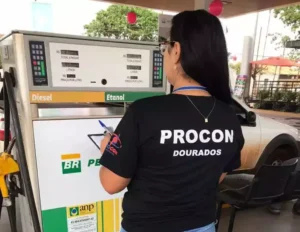 Procon de Dourados durante fiscalização em postos (Foto: Assecom)