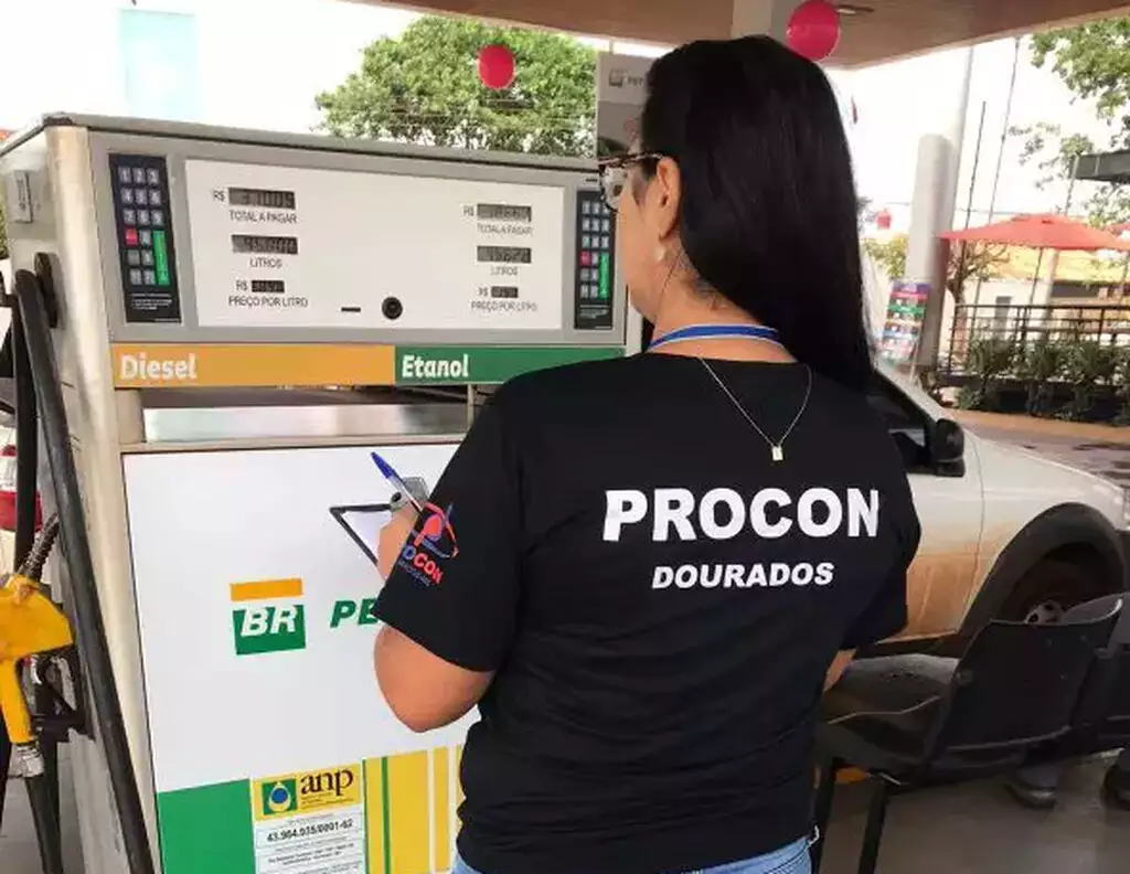 Procon de Dourados durante fiscalização em postos (Foto: Assecom)