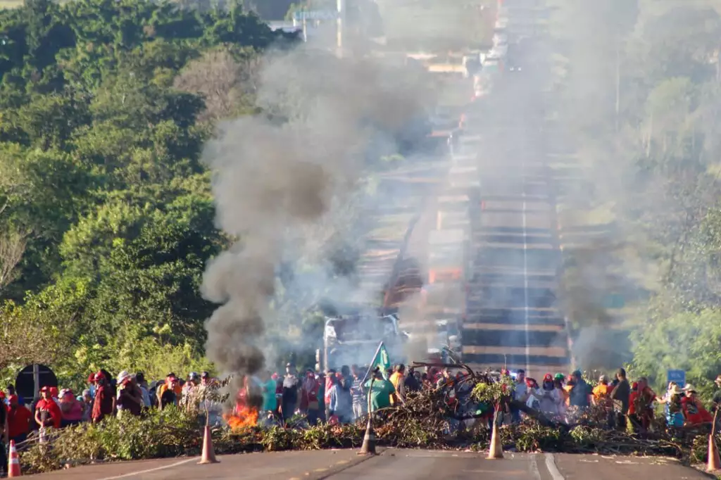 Rodovia bloqueada provocou congestionamento (Foto: Juliano Almeida)