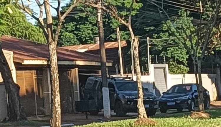 Viaturas foram vistas em uma residência esta manhã; Foto: Direto Das Ruas