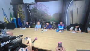 Autoridades reuniram a imprensa para pedir apoio na conscientização da população a eliminar criadouros do mosquito Aedes aegypti – Foto: Assecom