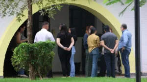 Família em velório de Mazzini, assassinado por ALcides Bernal - Foto: Pietra Dorneles, jornal Midiamax