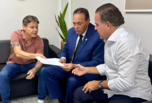Deputado Paulo Duarte entregando carta de reunúncia da presidência ao vereador Carlão e Ricardo Ayache (Foto: Divulgação).