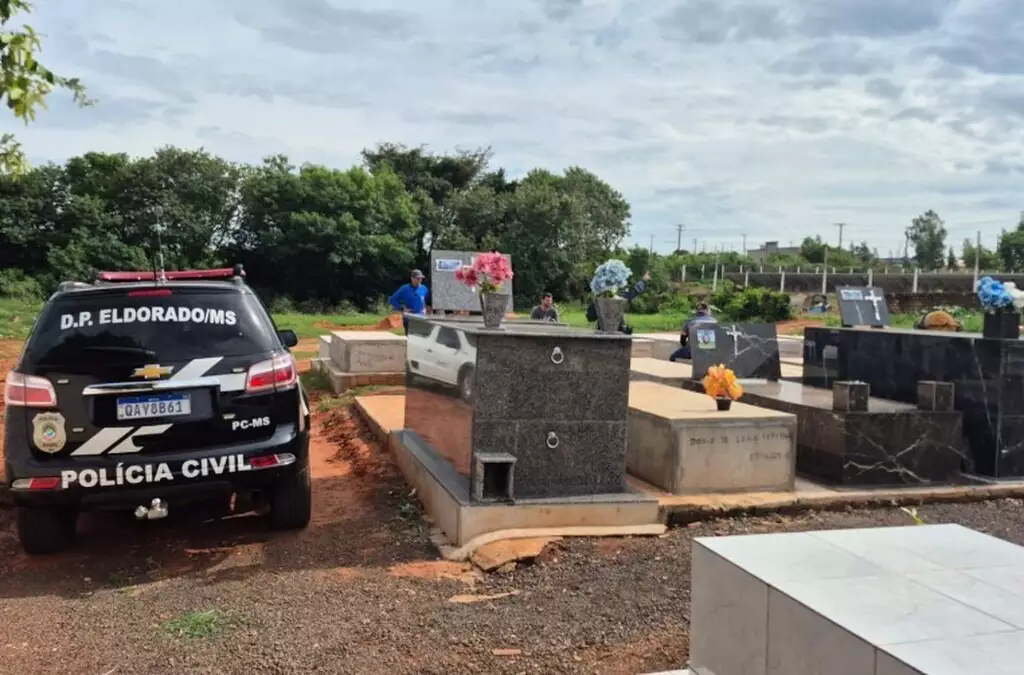 Viatura da Polícia Civil em atendimento da ocorrênciaq (Foto: Ta Na Mídia Naviraí).