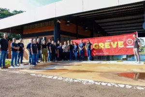 Aviso afixado em frente ao Detran informa que o órgão está em estado de greve (Foto: Juliano Almeida).