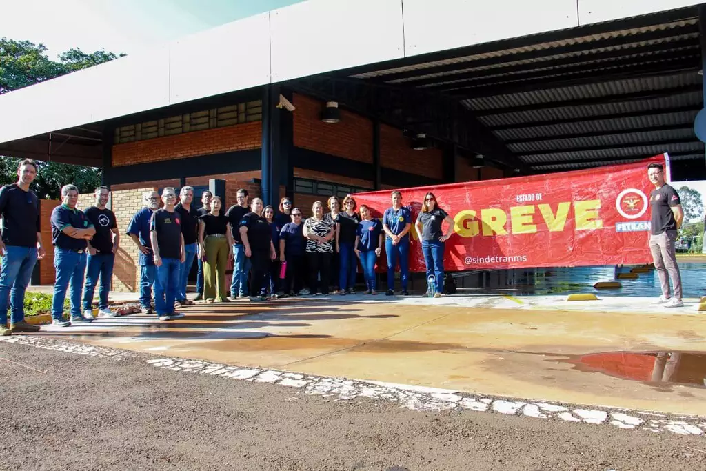 Aviso afixado em frente ao Detran informa que o órgão está em estado de greve (Foto: Juliano Almeida).