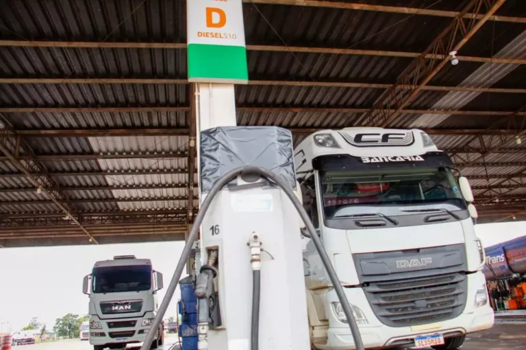 Carretas abastecendo com diesel em posto da Capital (Foto: Juliano Almeida).