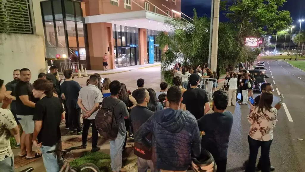 Movimentação de fãs na porta do hotel na noite de quarta-feira (8). (Foto: Clayton Neves).