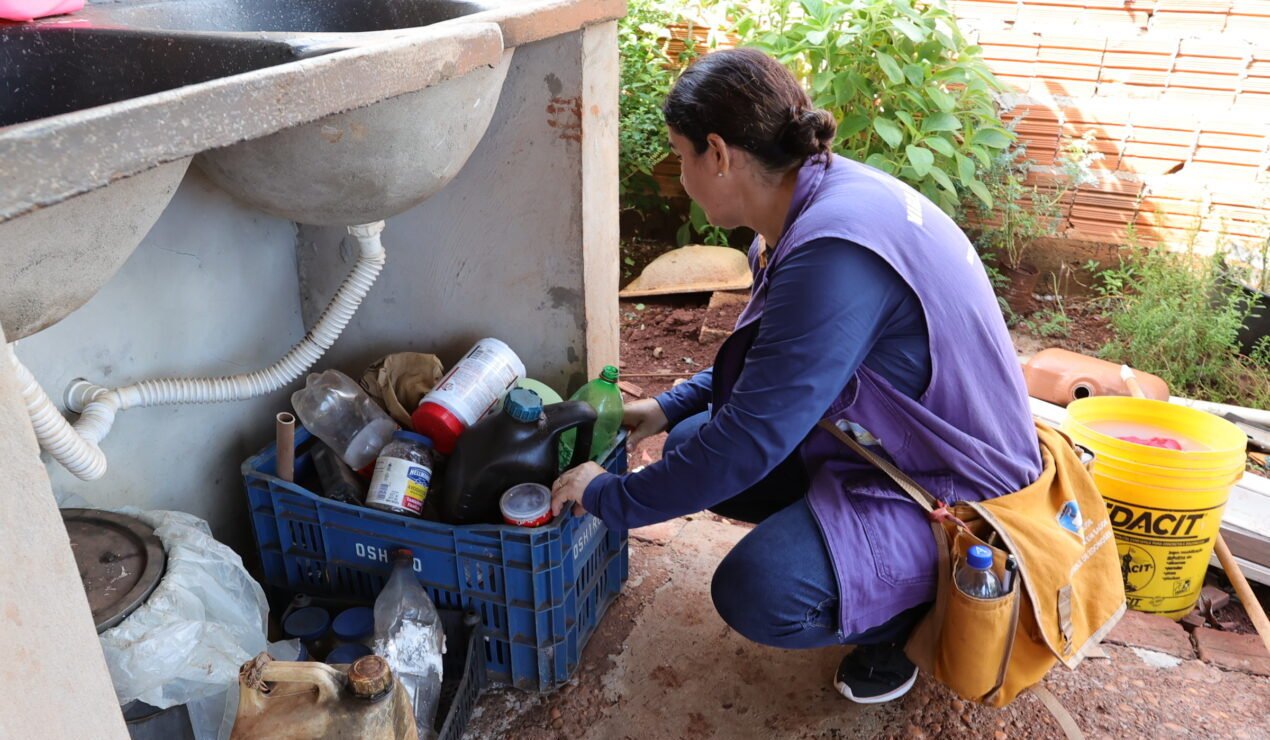 Agentes de combate às endemias de Dourados estão percorrendo os bairros em busca de focos do mosquito Aedes aegypti -Foto: A. Frota