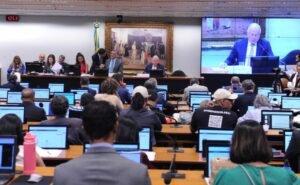 Comissão de Constituição e Justiça durante reunião
(Foto: Agência Câmara de Notícias)