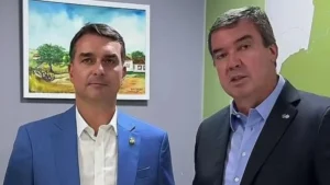 Flávio Bolsonaro ao lado de Eduardo Riedel. (Reprodução)