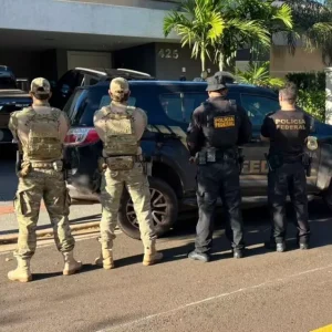 Equipe da Polícia Federal durante a Operação Terra Forjada. (Foto: Divulgação/PF).