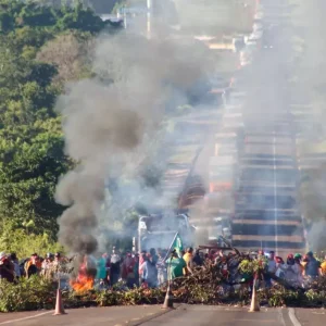 Rodovia bloqueada provocou congestionamento (Foto: Juliano Almeida)
