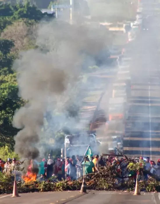 Rodovia bloqueada provocou congestionamento (Foto: Juliano Almeida)