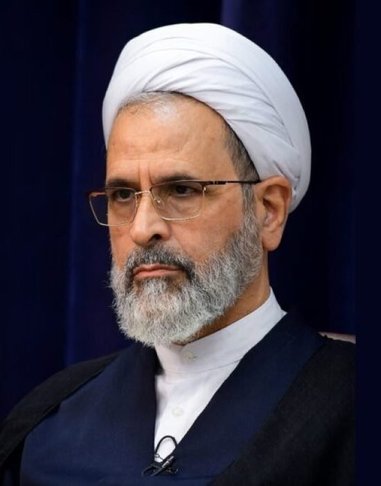 Aiatolá Alireza Arafi, de 66 anos, integra o núcleo de poder iraniano e passou a chefiar o conselho interino responsável pela transição política no Irã. (Foto: Reprodução/Wikimedia Commons)