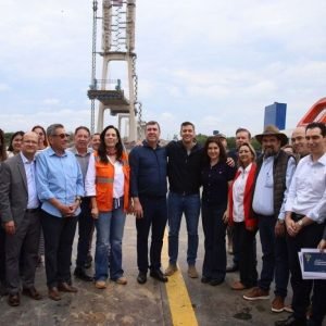Autoridades de MS e do Paraguai durante visita técnica às obras. (Foto: Álvaro Rezende)