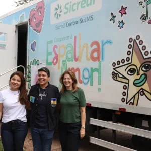 Vereadoras Karla Gomes e Isa Marcondes acompanharam os primeiros atendimentos nesta segunda-feira (Foto: F. Grott/CMD)