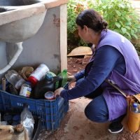 Agentes de combate às endemias de Dourados estão percorrendo os bairros em busca de focos do mosquito Aedes aegypti -Foto: A. Frota