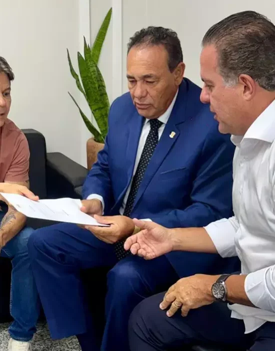 Deputado Paulo Duarte entregando carta de reunúncia da presidência ao vereador Carlão e Ricardo Ayache (Foto: Divulgação).